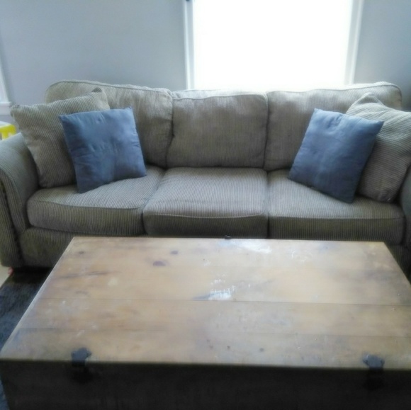 Couch and loveseat set and living room table - Picture 1 of 2